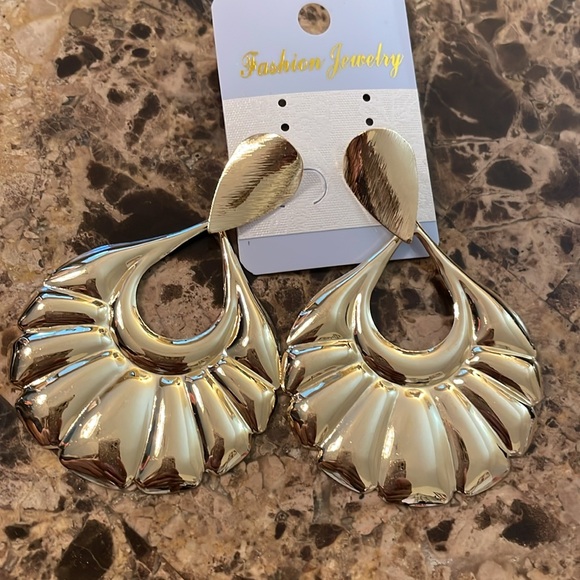 Gold statement Hoops - Picture 3 of 5